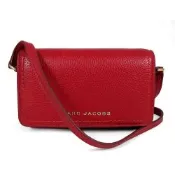MARC JACOBS 銀字LOGO鵝卵石紋皮革翻蓋斜背包(深玫紅)