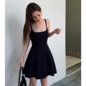 法式高級感黑色方領洋裝 簡約吊帶連身裙 A字大裙襬短裙 氣質名媛收腰顯瘦洋裝 小黑裙 露背洋裝 海島度假洋裝 女生夏天晚