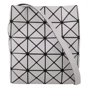 ISSEY MIYAKE BAOBAO 皮質幾何菱格肩斜背包(淺灰白)霧面