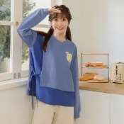 OB嚴選 咖啡廳家族．假兩件焦糖瑪奇朵相片印上衣 《IG0029》大尺碼/女裝/現貨