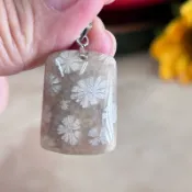 天然珊瑚玉，滿花，菊花玉發財玉裸石項鍊墜