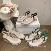 (店+)【baibeauty 白鳥麗子】【36-43全尺碼】楔型鞋．優雅寶石水鑽T字厚底夾腳涼鞋