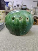 清代石灣窯綠釉瀨粉缽，一沖線邊緣有小氣泡孔，三孔設計，器型獨