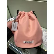 質感超好👍Prada 26年限量美妝 唯我莫測束口包 化妝包 盥洗包 收納包