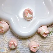 「梅里貓 現貨」 訂製款 立體 仿真 珠光 鮮草莓餅乾蛋糕 草莓 餅乾 蛋糕「一顆」 奶油膠 樹脂 DIY 配件