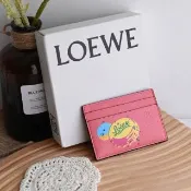 【LOEWE 羅威】經典徽章LOGO水鑽裝飾印花信用卡名片隨身卡夾(粉)