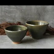 。熟料土墨綠光澤釉 湯飯碗/花器皿 (大型、圖右)