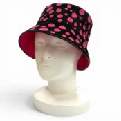 【DOKODEMO】全新 ★LOUIS VUITTON× 草間彌生 2023 M7075 100% 純棉雙面無限圓點帽 黑色/粉紅色 義大利製造 正品 女士 附原廠盒