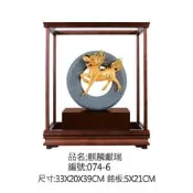 『府城畫廊-台灣工藝品區』青斗石－麒麟獻瑞－33x20x39－含玻璃盒－高質感擺飾－(另有販售油畫國畫)－074-6