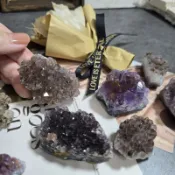 ｜妮妮小鋪｜021天然巴西頂級紫鈦晶 黃磷鐵礦 水晶片片 紫水晶 紫鈦晶 黑碧璽 共生礦 原礦 滿鈦金 招財 財運滿滿