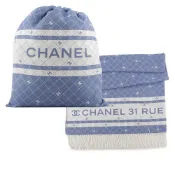 【BreezeOnline 微風精品線上】CHANEL CC Logo 標誌菱格紋棉質混絲束口後背包+浴巾組(藍色)