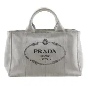 【DOKODEMO】二手 Prada Canapa 淺灰色牛仔布手袋，飾有三角形標誌Plate(1BG439)。可斜背、肩背或手提。可用作兩用包。適合 A4 尺寸