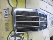 W123 水箱罩上端內部鏽跡....可用除鏽藥水去除...再加噴漆防再鏽 廉售先問-得標1螺絲