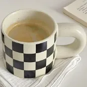 臺灣出貨??馬克杯 咖啡杯 水杯 陶瓷杯 茶杯 禮品 胖胖手柄黑白棋盤格陶瓷馬克杯復古咖啡杯水杯韓式ins杯子北歐風【宜家良品百貨】