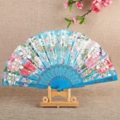 【桃園發貨】〈摺疊扇子〉 綢布中國風扇燙花塑膠表演舞蹈扇絲綢工藝扇子 古風 摺扇