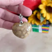 台灣現貨 天然珊瑚玉，愛心💗 全透 菊花玉項鍊墜