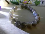 〈〈 紫愛水晶 〉〉 精靈之光～天然拉長石手鍊（特選清透綠珠）每珠約8mm 手圍約14.8cm