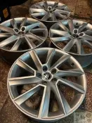 17吋鋁圈 SKODA SCALA 正原廠 近全新拆車鋁圈 真圓無傷無變形 5/100 6.5J ET40