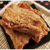 【佳瑞發‧新素尤片】香甜微鹹的海洋風味，香Q有嚼勁。台灣零食 愛買 素蹄筋。純素