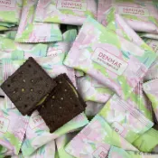 送禮必備🎀伴手禮  交互禮  禮物🎁英國DENMAS可可開心果醬牛軋餅乾夾心高檔網紅休閒零食結婚喜糖餅