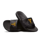 Nike Kobe Kawa Slide 拖鞋 黑黃 GS 印花 彈性 抓地力 大童鞋 IF2871-003【SPLY】