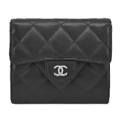 【CHANEL 香奈兒】經典雙C 金屬菱格紋小羊皮翻蓋三折短夾(黑色)