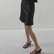 【預購】個性女生緞面A字素面百搭長裙 黑 乳白 橄欖綠【08.07】東大門-M17824
