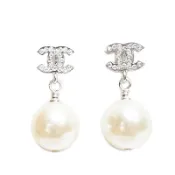CHANEL 耳環 雙銀C LOGO A36138 珍珠吊墜(國外倉庫現貨15DAY)~【 菲尼斯 國際精品 ★初秋極享】