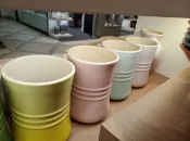 【愛咪雜貨小舖】全新Le Creuset 櫻花 縷空雕花 鏟筒 鍋鏟置物桶 鏟座 器皿座 大鏟桶  置物罐 鏟桶 筷桶