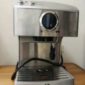 二手地板價］ 伊萊克斯咖啡機EES200E 送修全國電子 確認無法過電  可當零件機 會修理者歡迎來撿寶