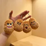 網紅可愛表情包土豆掛件卡通毛絨公仔馬鈴薯鑰匙扣趣味包包裝飾小飾品 生日禮物娃娃 卡通動漫公仔包掛件 可愛情侶掛件