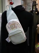 婕的店日本精品~San-X角落公仔 角落生物 粉綠合成皮革斜後背包