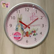 《正版授權》 Peter Rabbit 比得兔田園草莓掃描式 輕量時鐘 牆面掛鐘客廳房間壁鐘 【築巢傢飾】