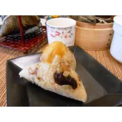蛋黃香菇花生“雞肉粽“  宅媽宅粽系列 有媽媽味的南部粽 “雞肉粽“  (南部粽 雞肉 滿單提前關單) 不含豬肉成份