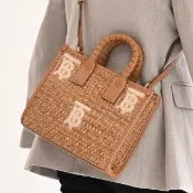 【BURBERRY 巴寶莉】品牌電繡TB字LOGO紙袋造型編織手提袋兩用包(咖邊)