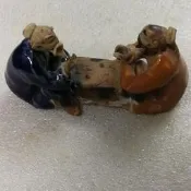 老石灣 窯對弈陶瓷小擺件 ，高5公分，長9公分，做工經每，實物燈光下拍攝，年代自斷，品相如圖，看好，不退不換