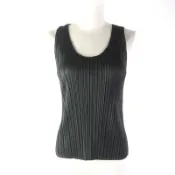 【DOKODEMO】狀況極佳 ★ 三宅一生 (Issey Miyake) 設計的PLEATS PLEASE U 領無袖剪裁上衣，深灰色，尺寸5，日本製造，女款