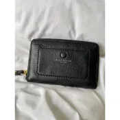 MJ二手九成新-正品Marc Jacobs荔枝紋皮革前壓扣夾層拉鍊中夾