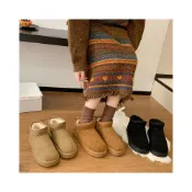 (店+)【UG 優物集】雪靴雪地靴冬季女靴保暖靴毛毛雪靴防寒雪靴套筒短筒厚底大尺碼套筒雪地靴女棉鞋加絨保暖冬季新款長毛絨厚棉絨面磨砂情侶款式無鞋帶一腳穿脫防滑橡膠底加厚毛絨內裡加固鞋頭耐磨防碰撞禦寒日常穿著