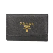 【DOKODEMO】二手 Prada Saffiano 皮革四環鑰匙扣，現款，芙蓉花圖案，粉紅色、黑色、白色、金色可選，按扣設計，內置 RFID 和 IC 芯片，金屬 logo，黑色，鑰匙包，1PG004 ZLP F061H