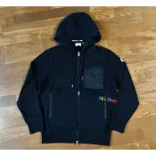 2025 秋冬現貨Moncler 尼龍口袋拉鏈 拼接棉質 手臂徽章貼布Logo、黑色連帽拉鏈外套