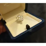 【快樂瞎拼】全新~Mikimoto 御木本 日本/歐洲皇室御用珍珠品牌 輕奢珠寶  雲朵款領針/胸針  六月生日石珍珠