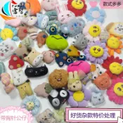  [EZY]2025 蛇年 批發價 卡通毛絨公仔胸針花朵兔子學生包包玩偶配飾抓娃娃機雜款公仔批髮