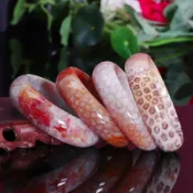 翡達珠寶 珊瑚玉手鐲 天然冰種珊瑚玉直播間手鐲寬版冰透菊花石彩花珊瑚玉