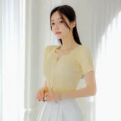 正韓【預購】女生素面百搭日常直條紋理排釦短袖開襟針織衫 黃 乳白 桃紅 黑【08.24】東大門-M18082