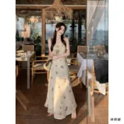 【氣質修身】荷葉邊吊帶連衣裙 女夏季新款 蝴蝶印花 V領度假裙 吊帶裙 渡假洋裝 綠色洋裝 貓 夏季洋裝 度假風洋裝 吊