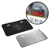 (店+)【XILLA】SYM MMBCU/DRG/Ai-1/Ai-3 適用 機車新式7碼 頂級強化車牌框(適用車牌上方反光飾板的車款)