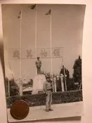 一枚珍藏早年軍人站在司令部的蔣公銅像前黑白照片 (舊品)