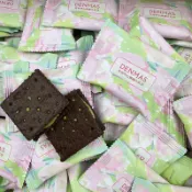 ✨台灣有貨✨免運✨【輕野派零食店】英國DENMAS可可開心果醬牛軋餅乾夾心高檔網紅休閒零食結婚喜糖餅