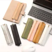 【闆娘推薦】便攜防潑水杜邦紙文具筆袋彈力繩固定書本ipadpencil觸控電容筆套eygb